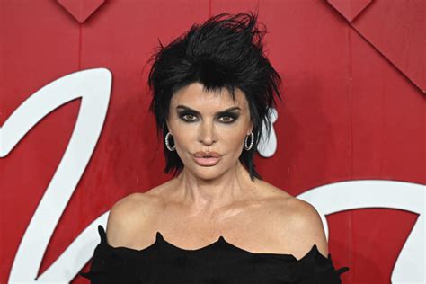 lisa rinna nude photo|Lisa Rinna, 60, Bares All for Cheeky Nude Mirror Selfie:。